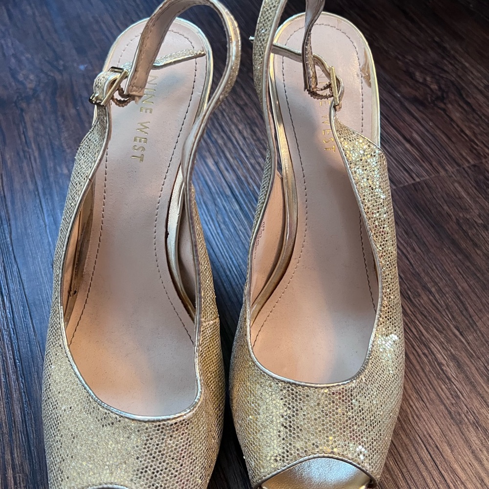 Nine West Women’s open toed gold sequins heels. Size 8.5